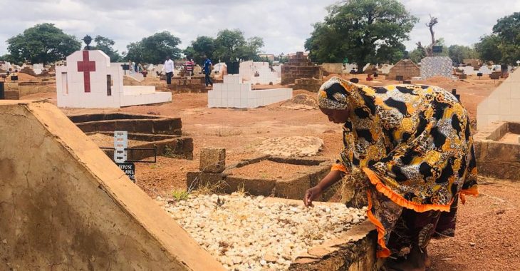 Burkina: Asseta Dondassé, vivre de l'entretien des tombes