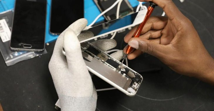 <strong>Burkina Faso : A la découverte des « chirurgiens » du téléphone</strong>