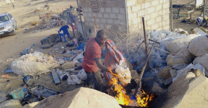 A Ziniaré, Inoussa Ouédraogo transforme les déchets plastiques en objets utilitaires