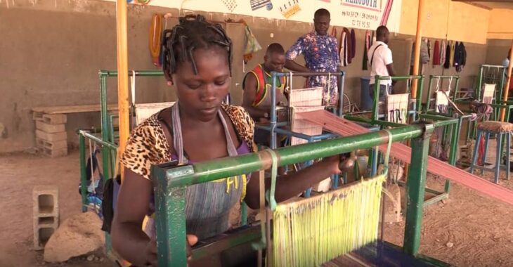 Manga: zoom sur l'unique centre de formation au métier de tissage
