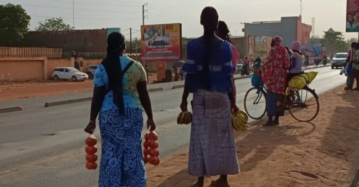 Ouagadougou: Ces vendeuses de fruits qui n'attendent que le feu soit rouge…