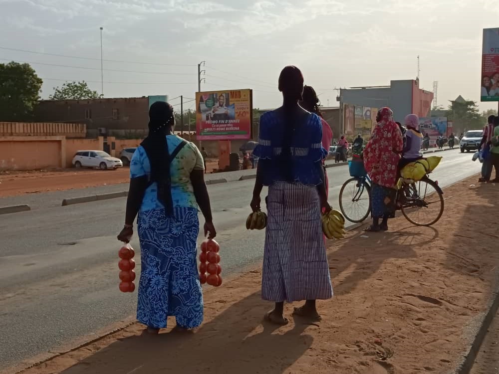 Ouagadougou: Ces vendeuses de fruits qui n&rsquo;attendent que le feu soit rouge…