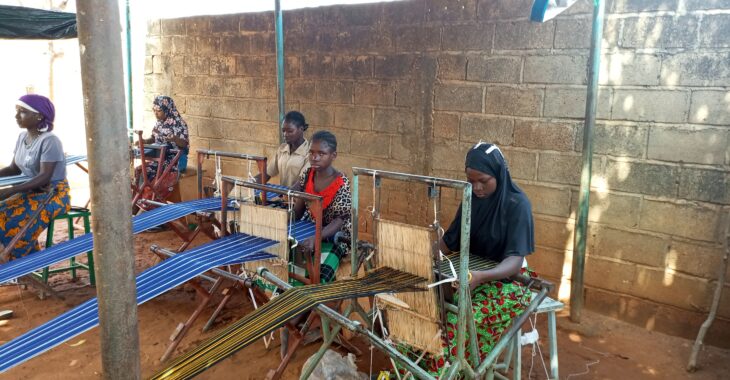 Tenkodogo: Alizèta, une handicapée trouve sa voie dans le tissage du Faso dan fani