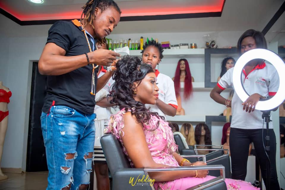 Des hommes qui défient les stéréotypes dans les métiers de la beauté