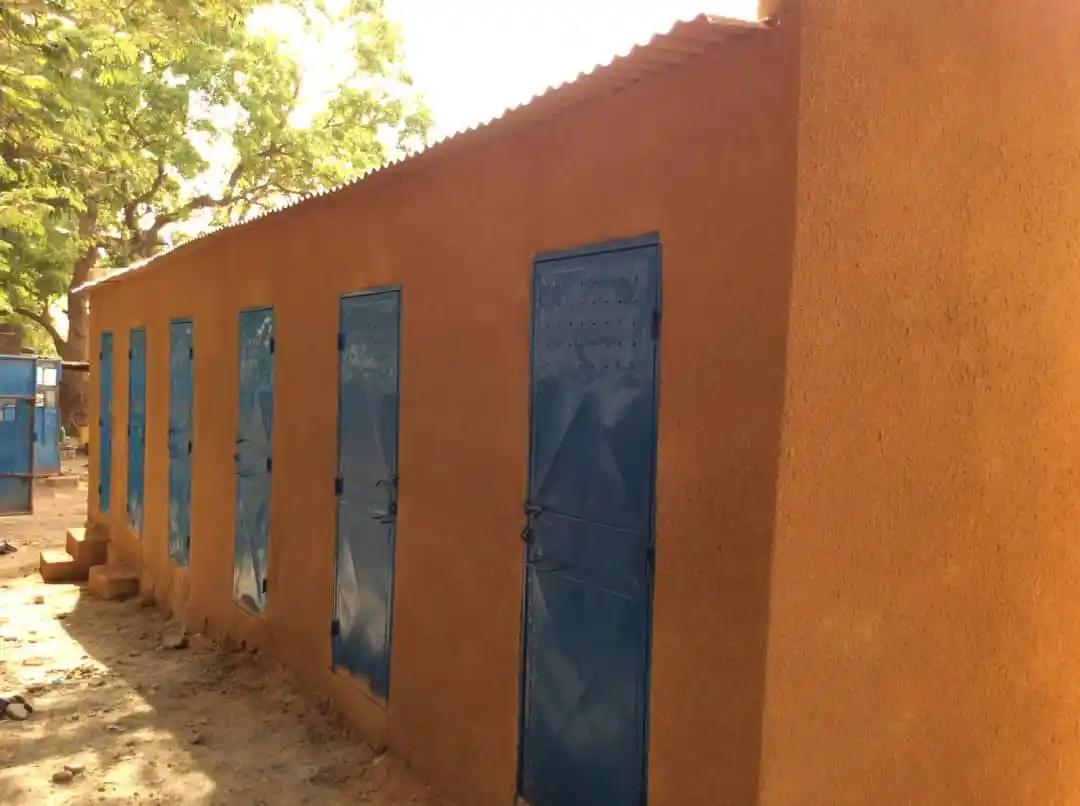 Des élèves obligés de soulager à l&rsquo;air libre, faute de toilettes