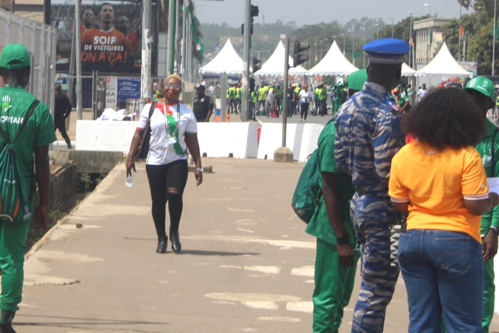Mariam Ouattara qui marche pr&egrave;s du Stade de la Paix de Bouak&eacute;