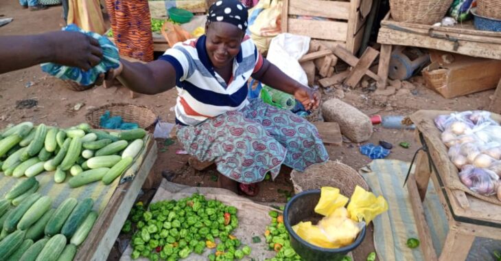 Commerce matinal: Le quotidien de "celles qui ouvrent les marchés" avec les légumes