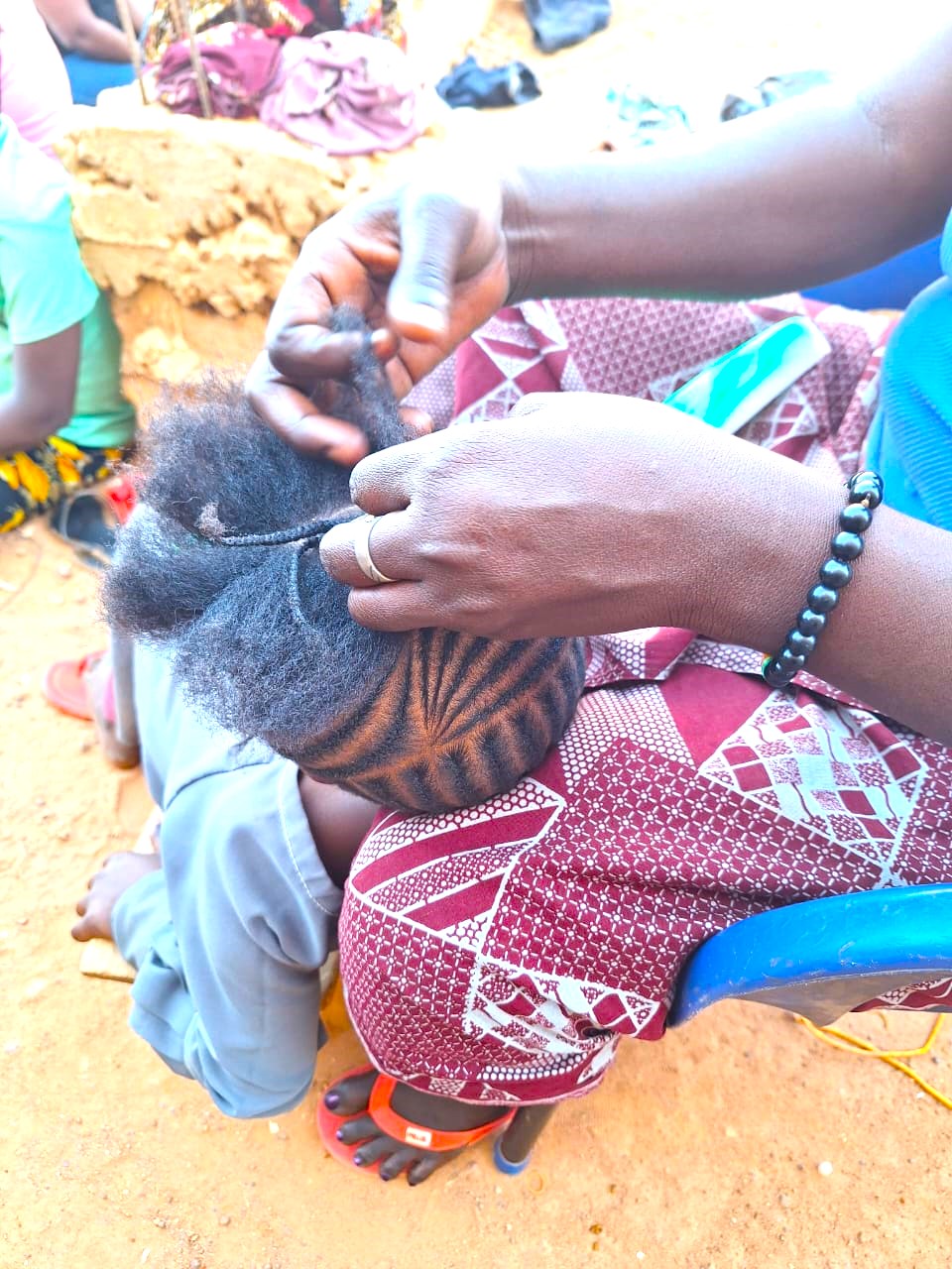 Tresses pour enfants: La beauté d&rsquo;accord, mais la santé d&rsquo;abord, préviennent les pédiatres