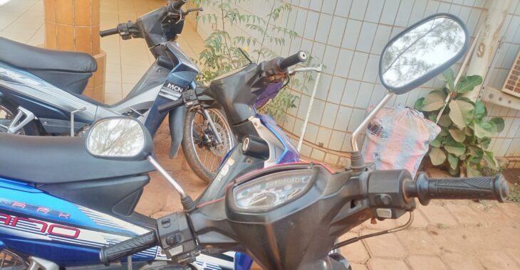A Ouagadougou, quand le rétroviseur est perçu comme un accessoire