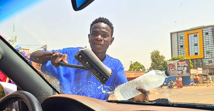 🎧A Ouagadougou, essuyer les pare-brises pour suivre
