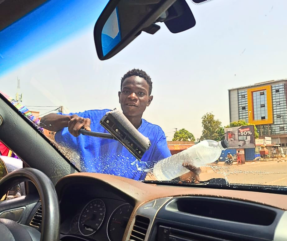 🎧A Ouagadougou, essuyer les pare-brises pour suivre