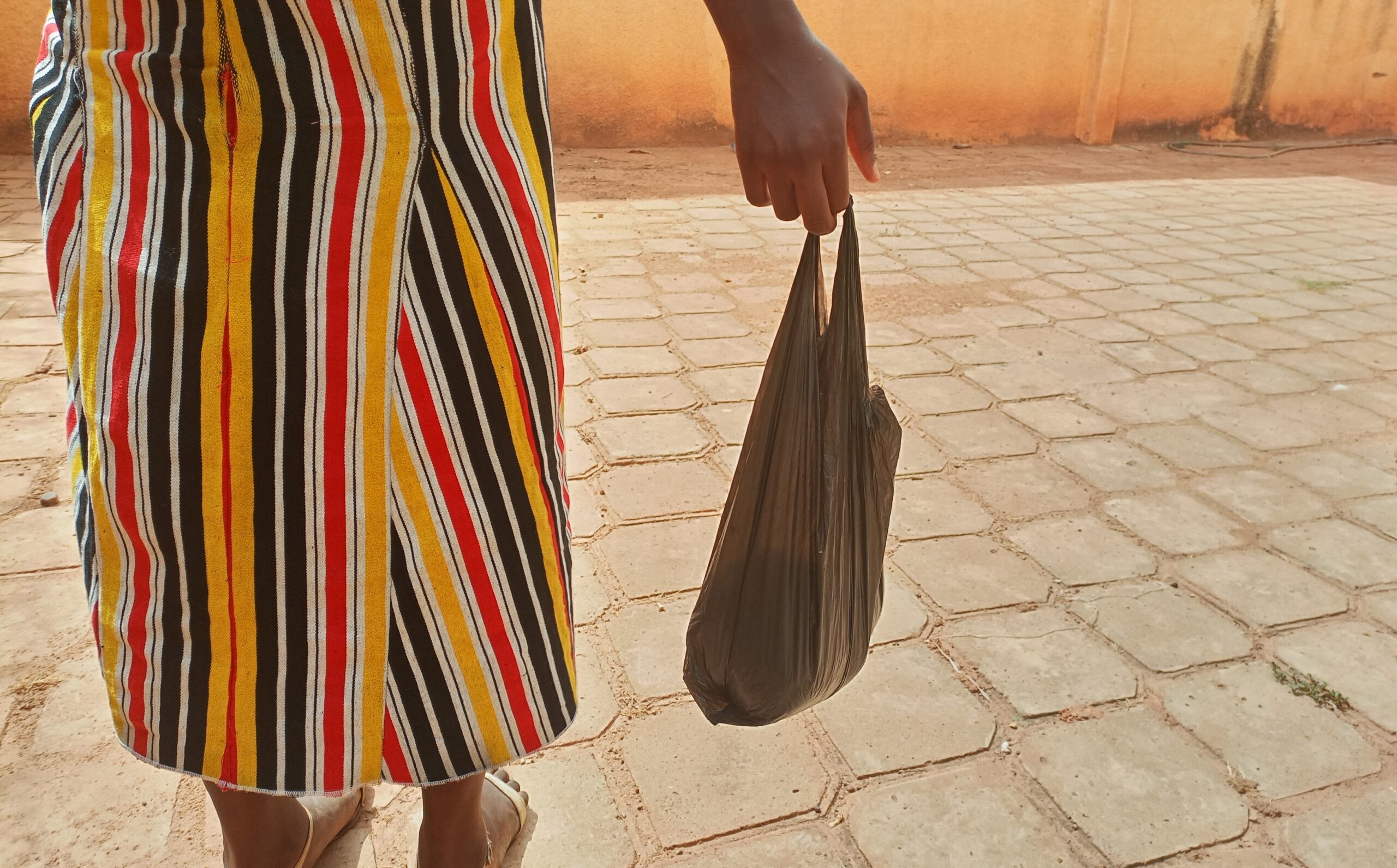 Burkina Faso : l’interdiction des sachets plastiques fragilise les vendeurs ambulants