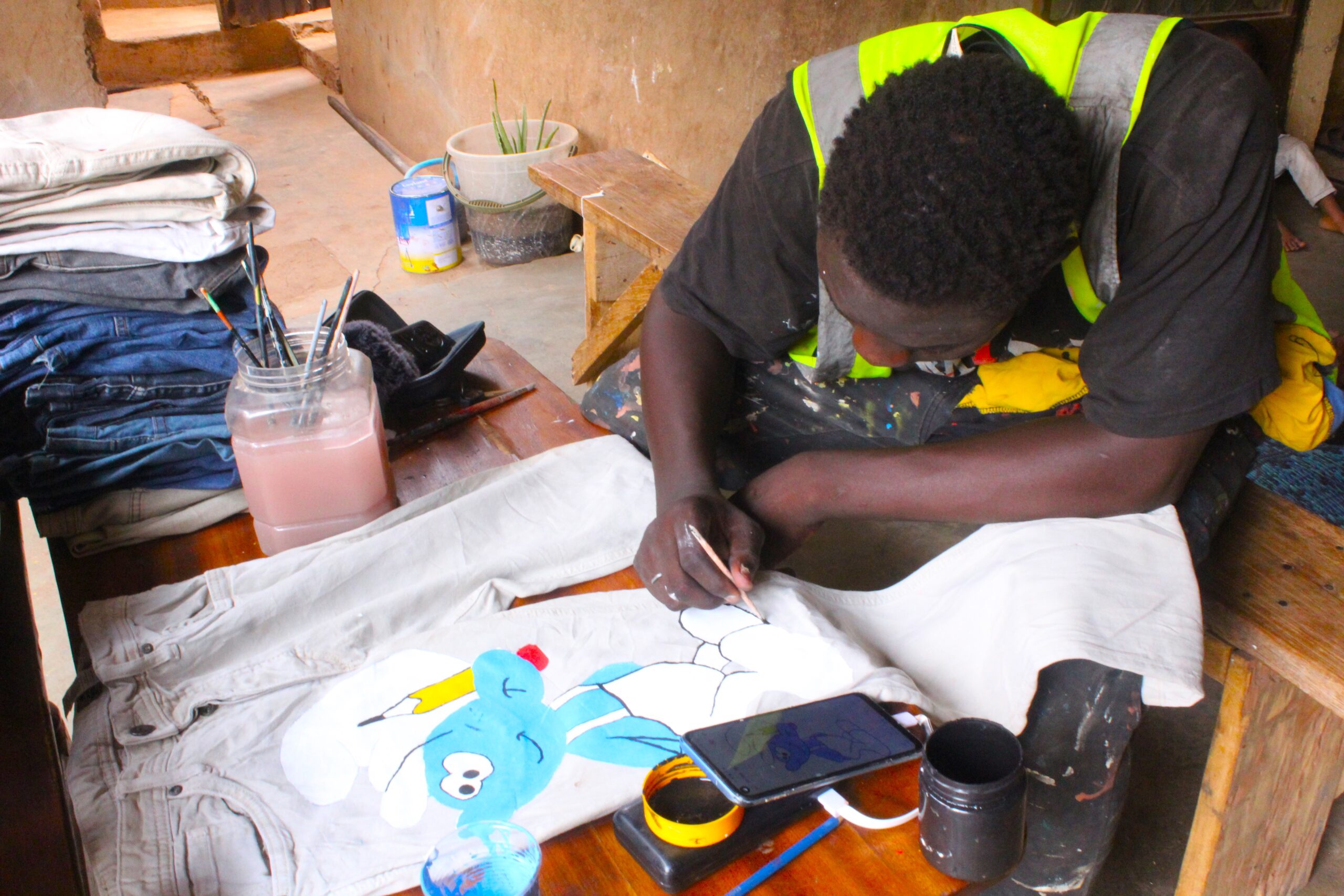 Nouroudine, l’artiste qui transforme les jeans en toiles