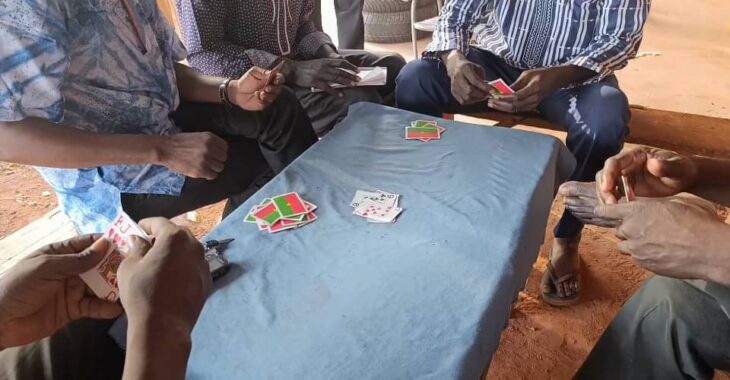 🎧A Tougan, le jeu de belote réunit les générations sous le caïlcédrat