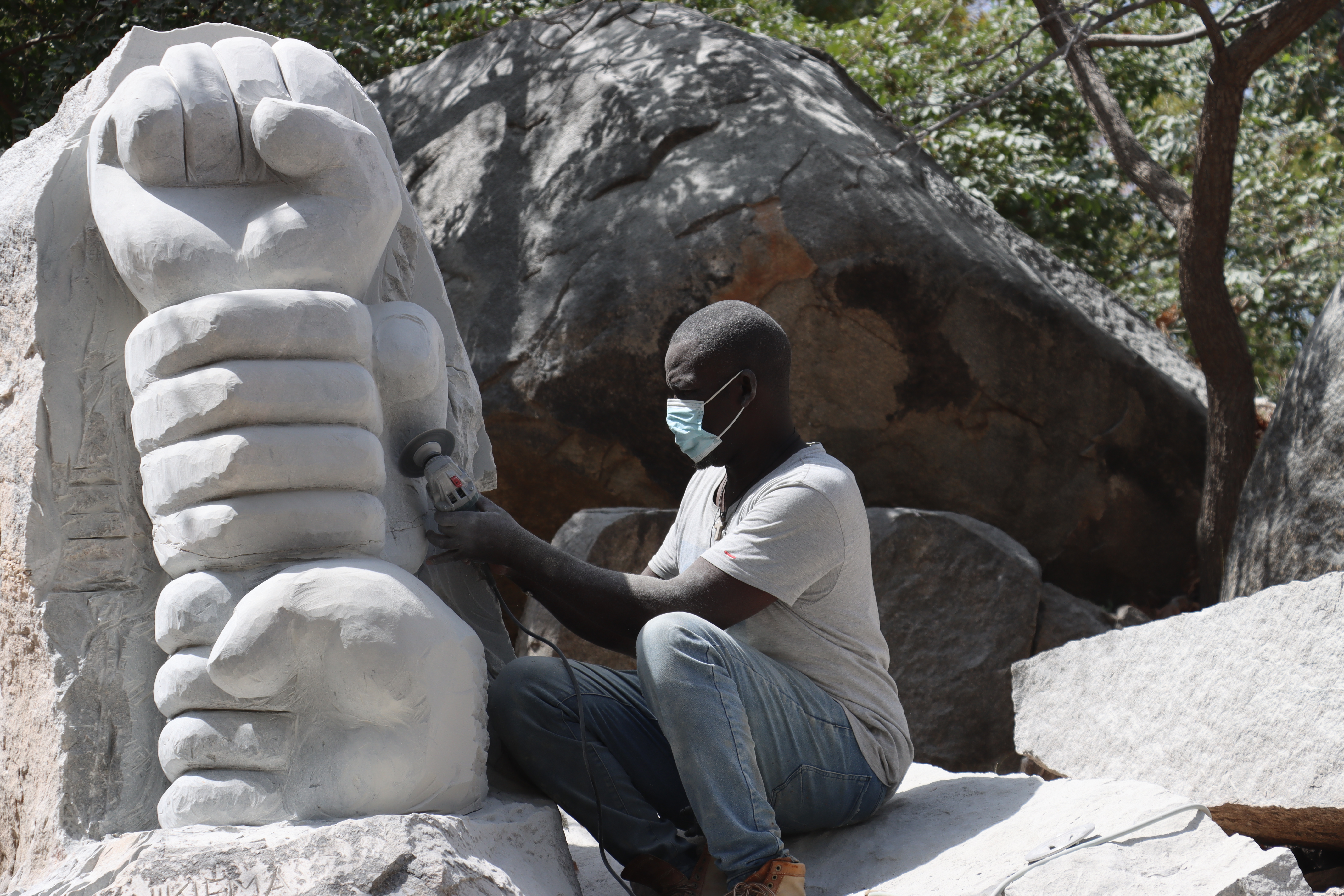 Laongo ou la porte d&rsquo;entrée dans l&rsquo;éternité pour les artistes sculpteurs