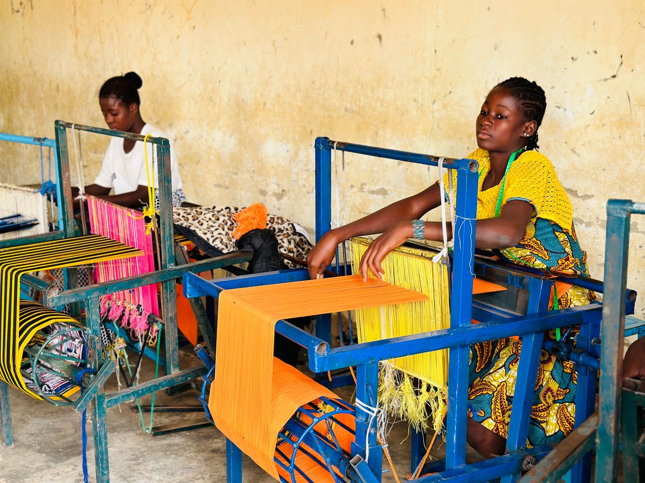 Pagne faso danfani à Koupéla: des fils d’espoir pour des jeunes filles vivant avec un handicap