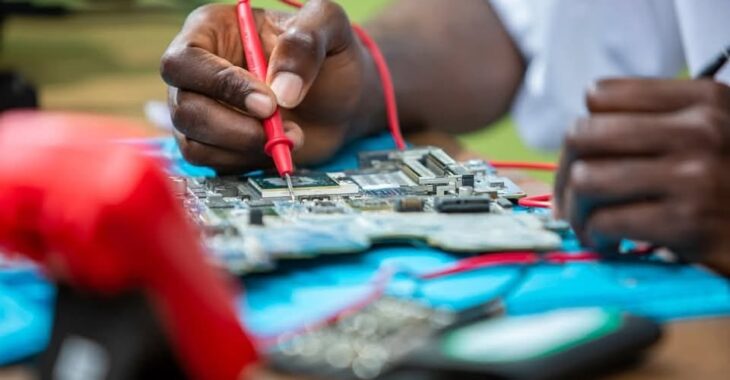 La résilience d'un déplacé interne devenu réparateur de téléphones
