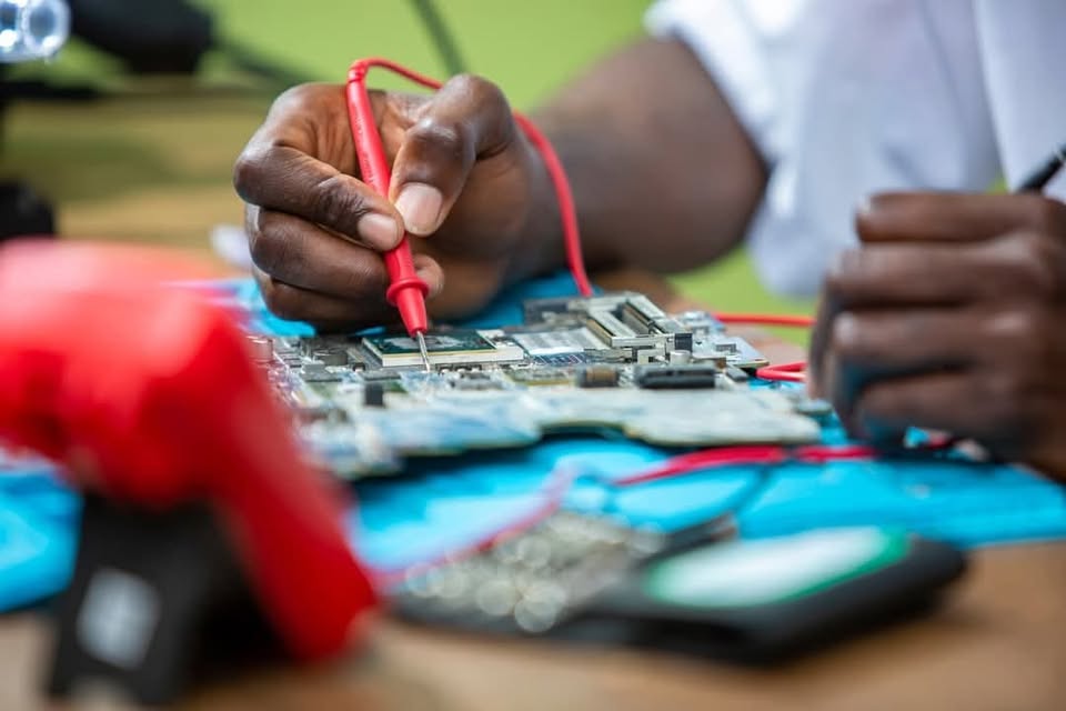 La résilience d’un déplacé interne devenu réparateur de téléphones
