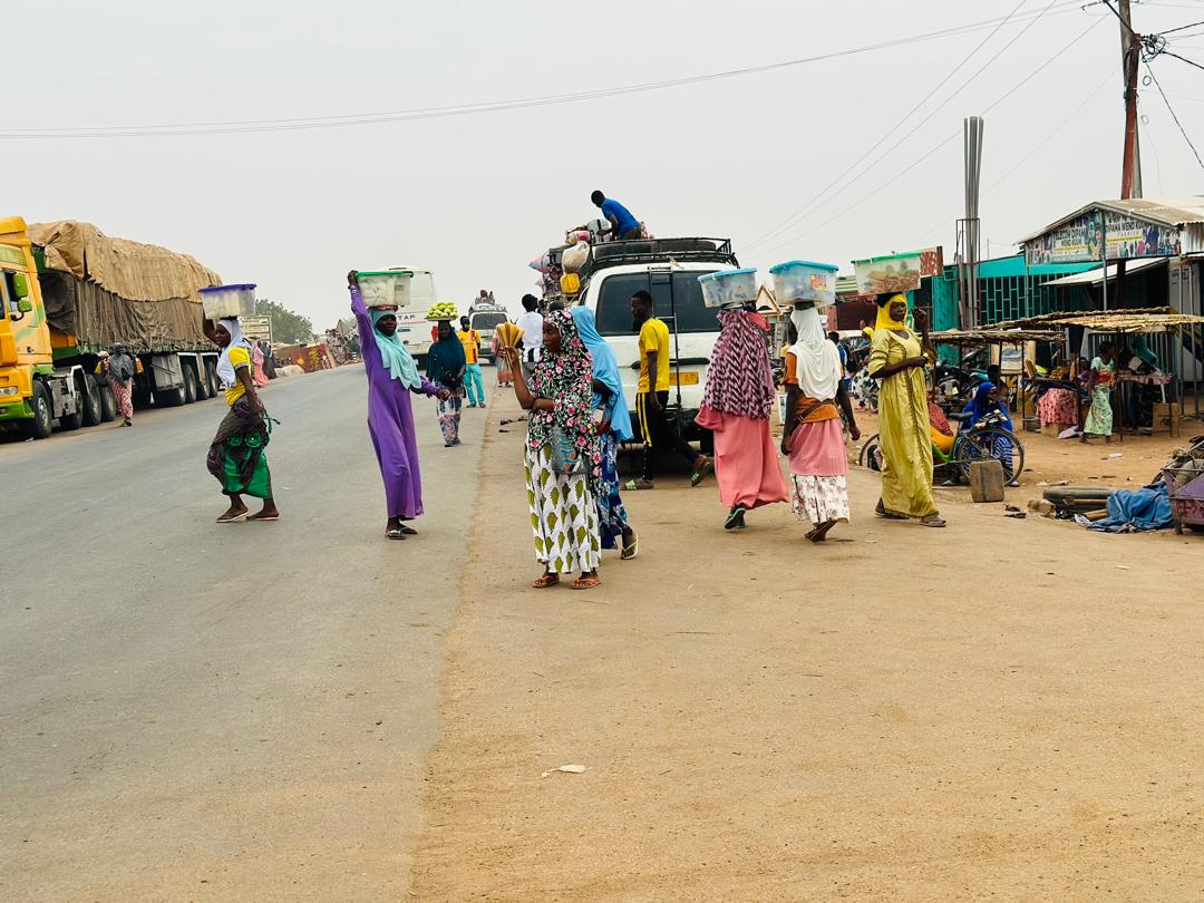 A Sapaga, ce que le carrefour apporte aux vendeurs ambulants