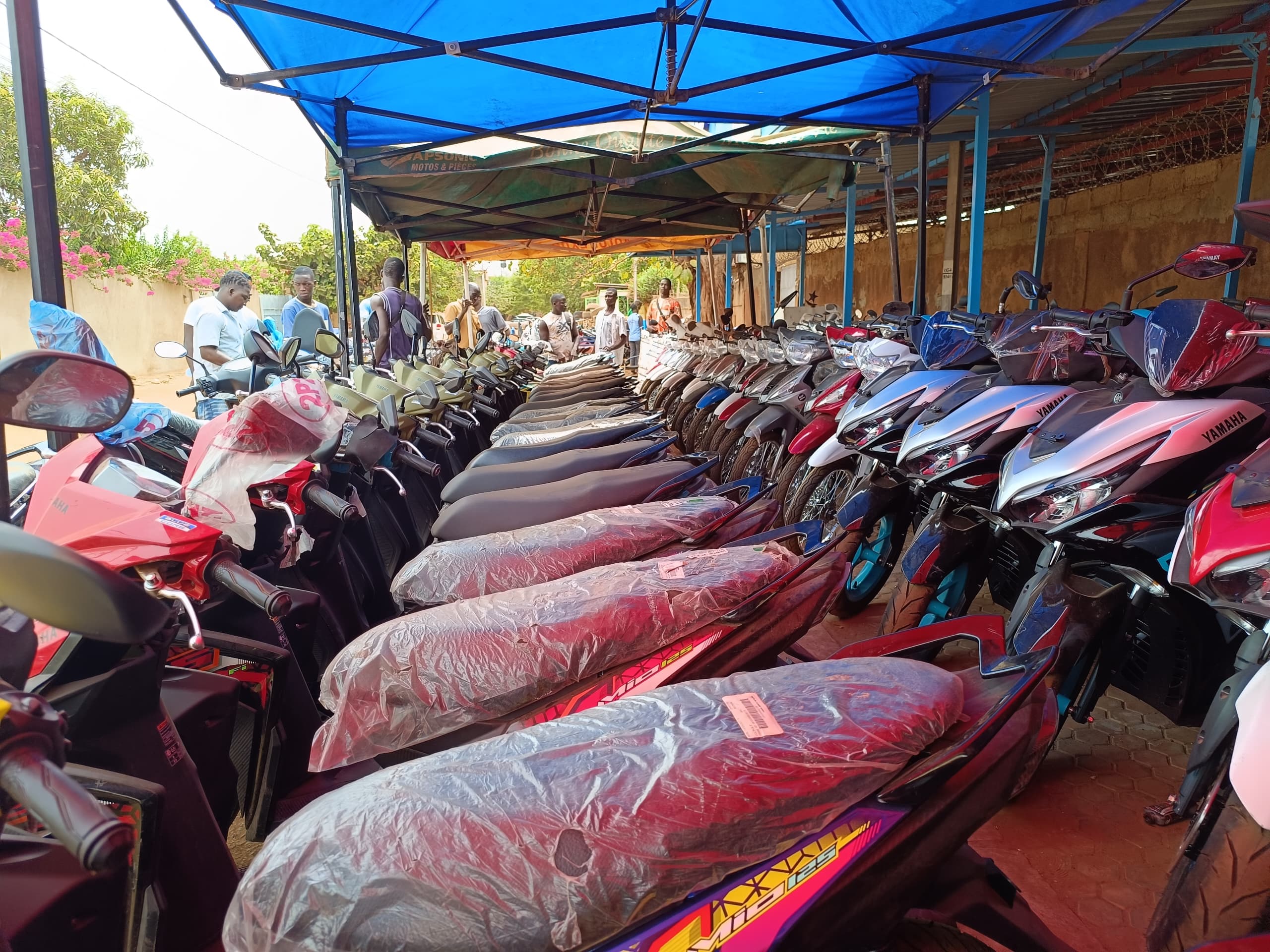 Augmentation du prix des motos: A Ouaga, clients et détaillants accusent les grossistes qui se défendent