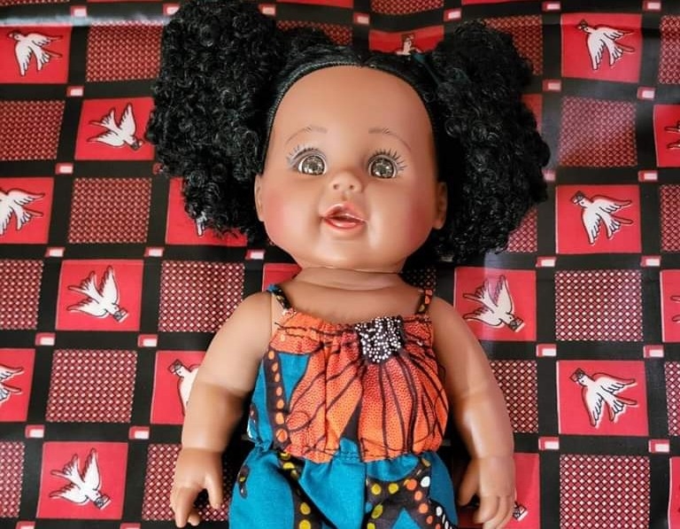 A Ouagadougou, les poupées noires aux cheveux crépus sont à la mode