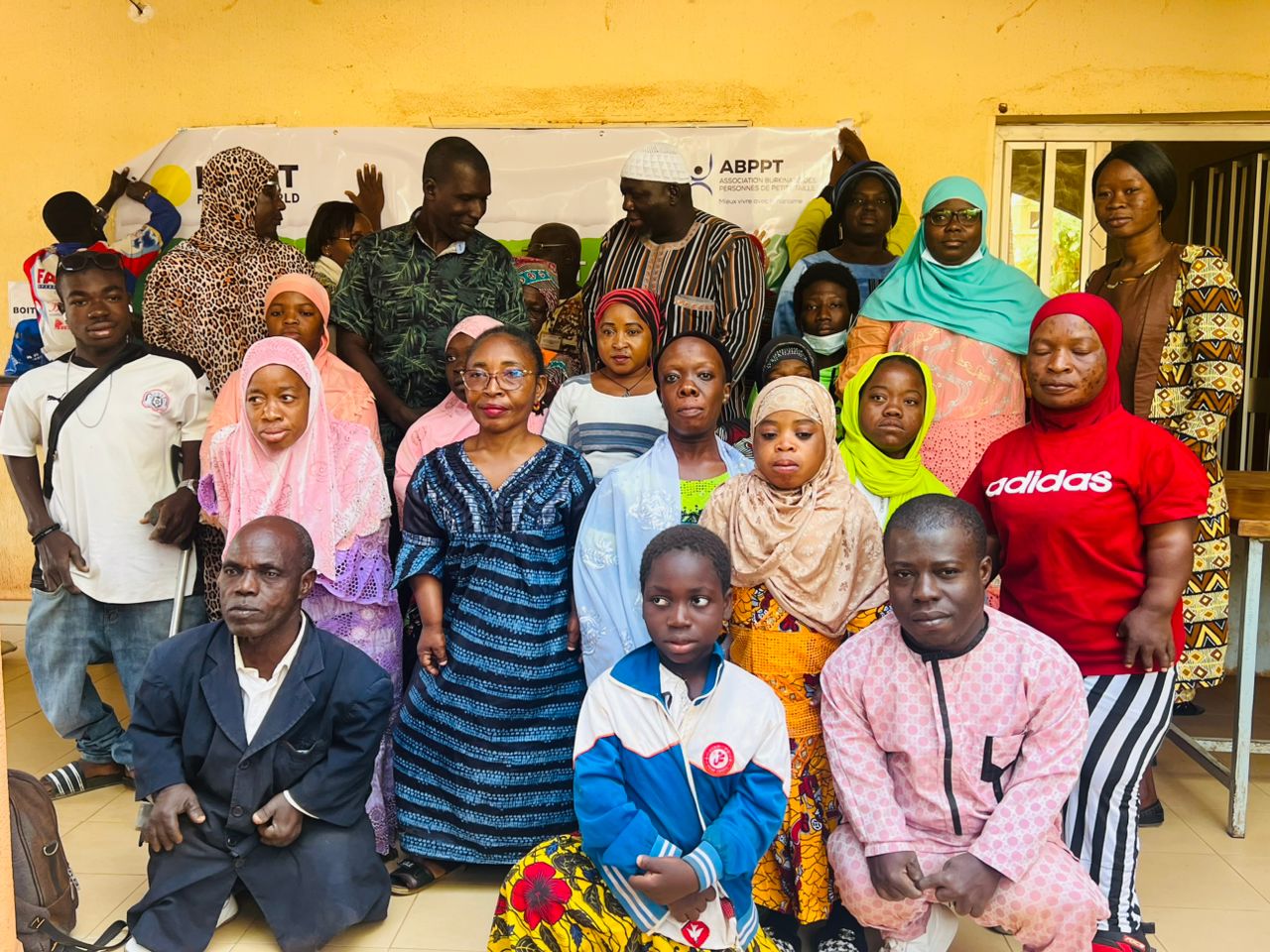 Petites tailles, grandes visions : Mariam et Adama brisent les stéréotypes du nanisme au Burkina