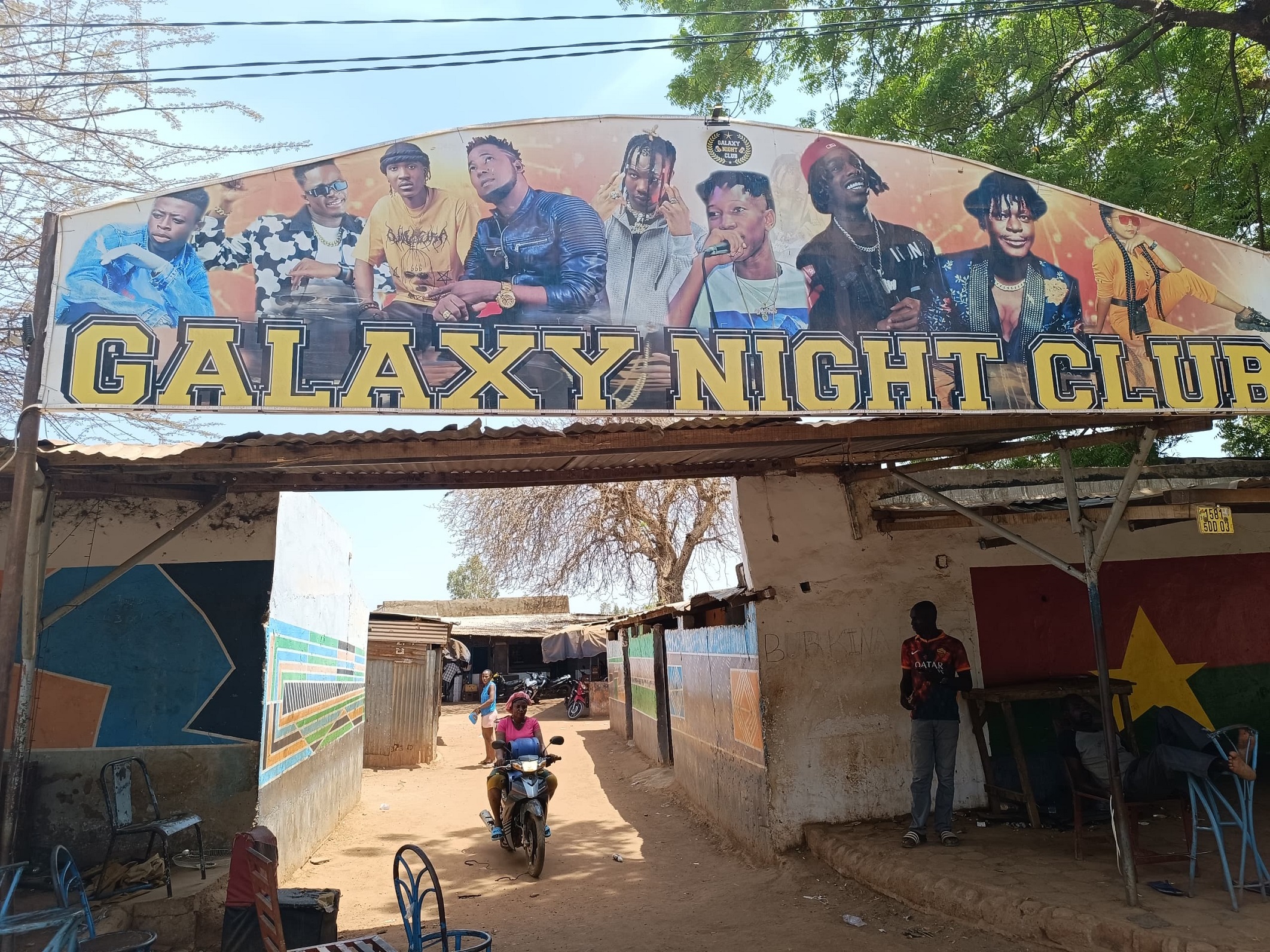 Allah ti kouman: Dans un environnement d&rsquo;alcool, de sexe et de jeux du hasard, Dieu ne parle pas