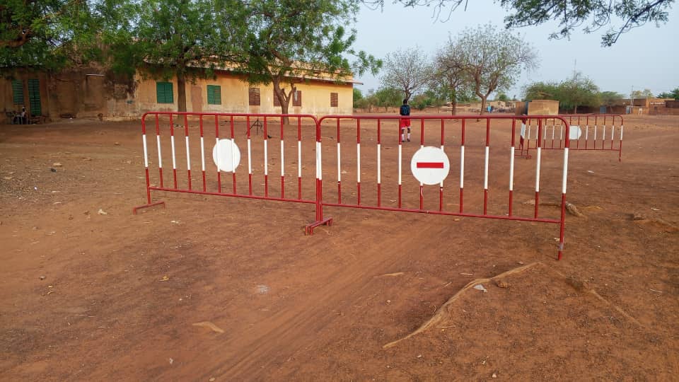 A Ouahigouya, le Lycée Yamwaya sans clôture, carrefour et passage public