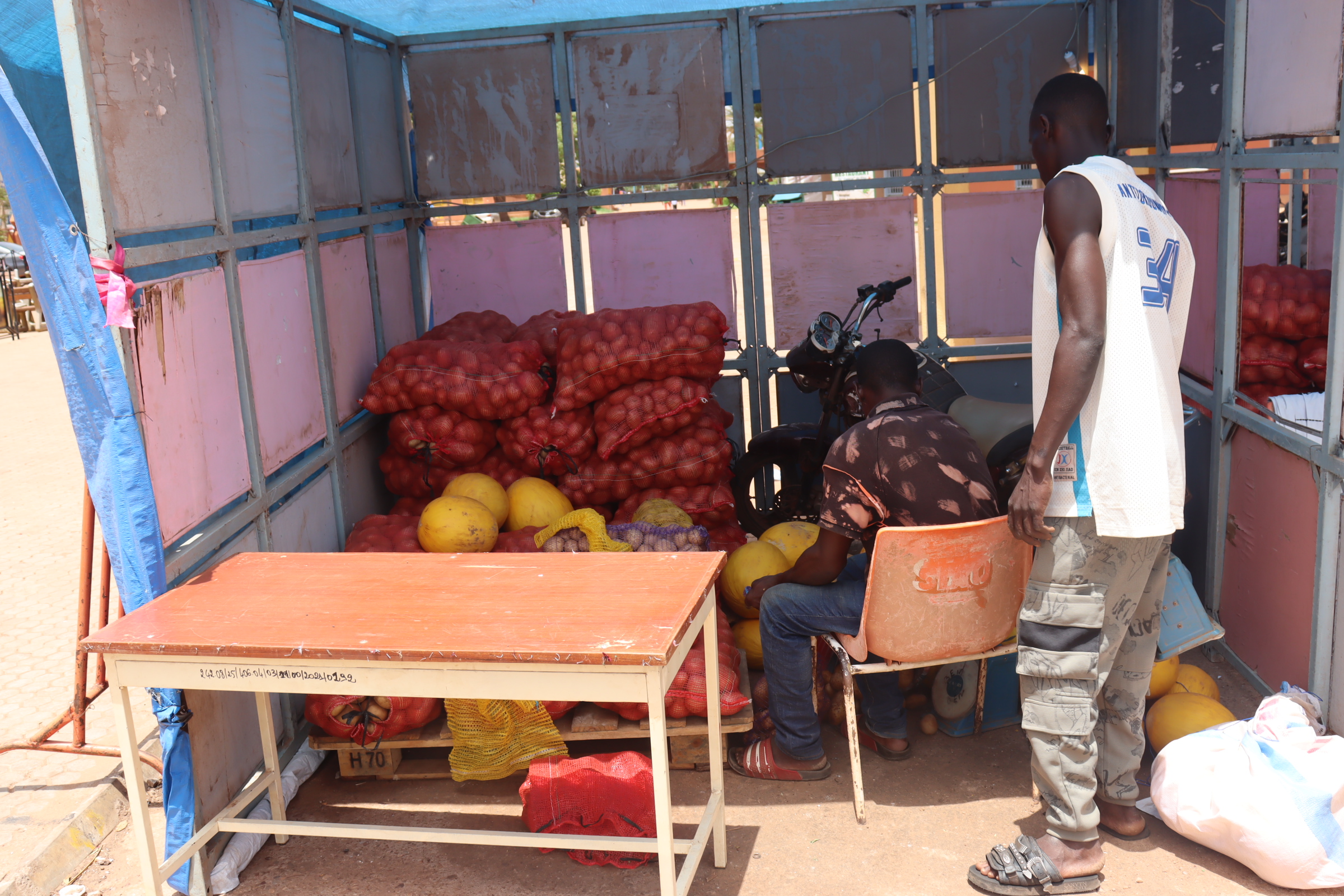Un marché offre un circuit d&rsquo;écoulement à des producteurs à Ouaga