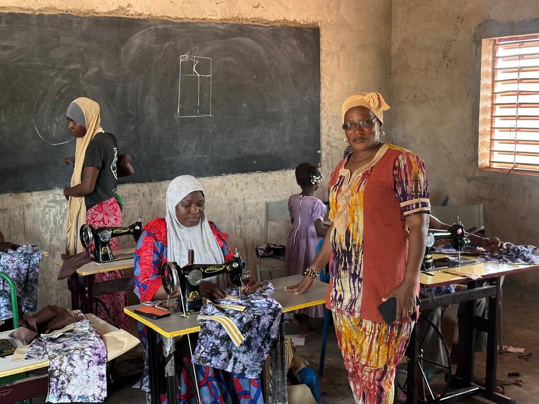 Des déplacées internes recousent leur vie dans un centre de formation à Bobo-Dioulasso