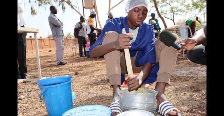 Art culinaire à Ouahigouya: Des jeunes garçons en cuisine à l'occasion d'une compétition