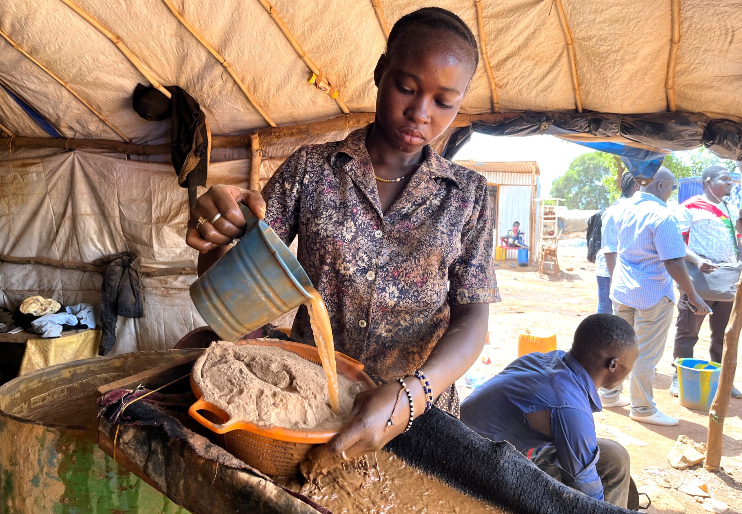 Orpaillage dans le Tuy: le destin doré de femmes à Boni