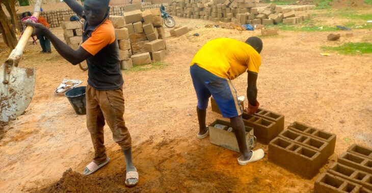 Jobs de vacances à Ouahigouya, quand des élèves préparent leur argent de poche