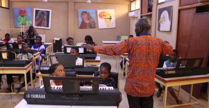 Vacances artistiques à Ouagadougou : les enfants accordent leurs rêves à la créativité