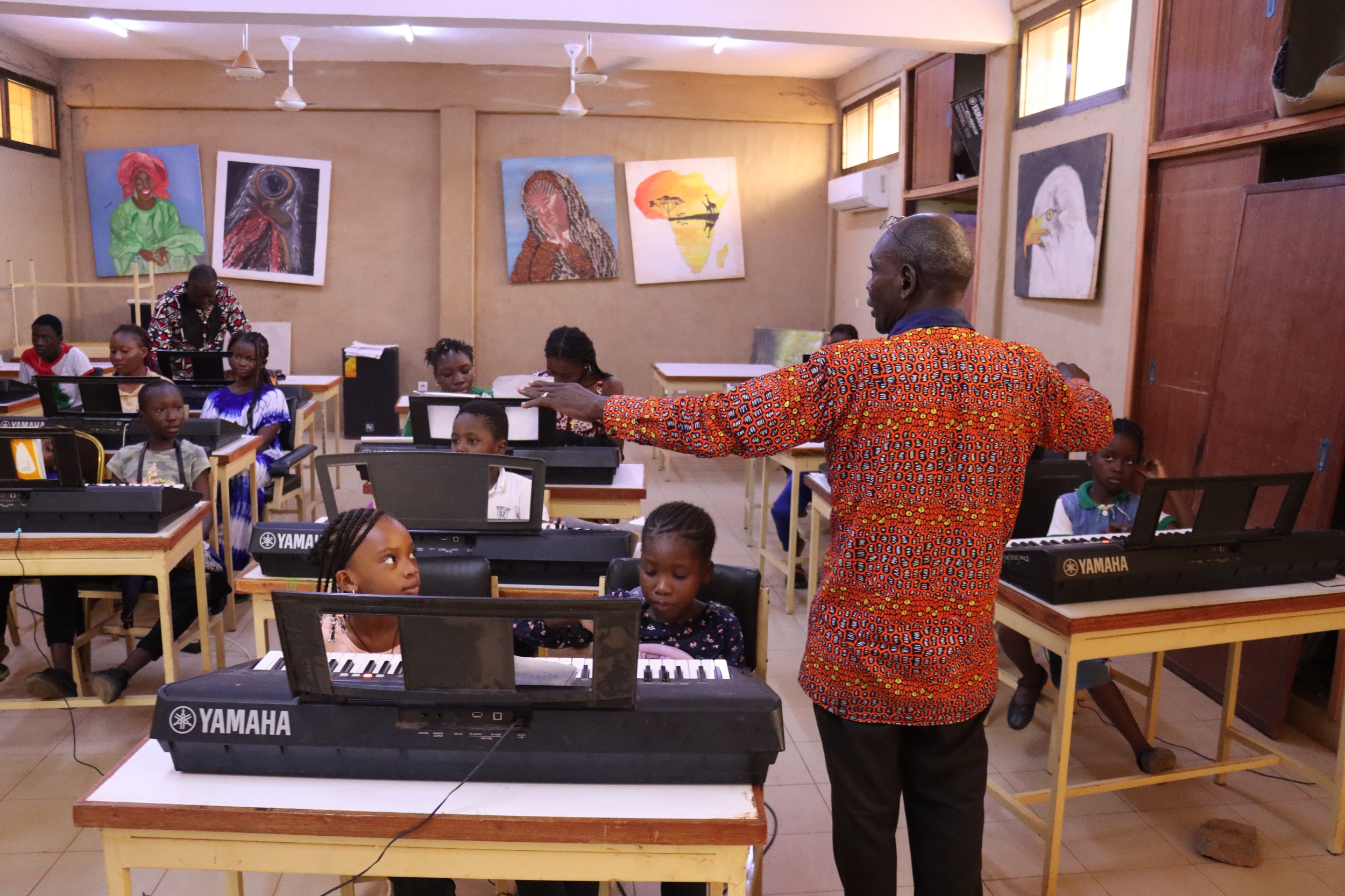 Vacances artistiques à Ouagadougou : les enfants accordent leurs rêves à la créativité