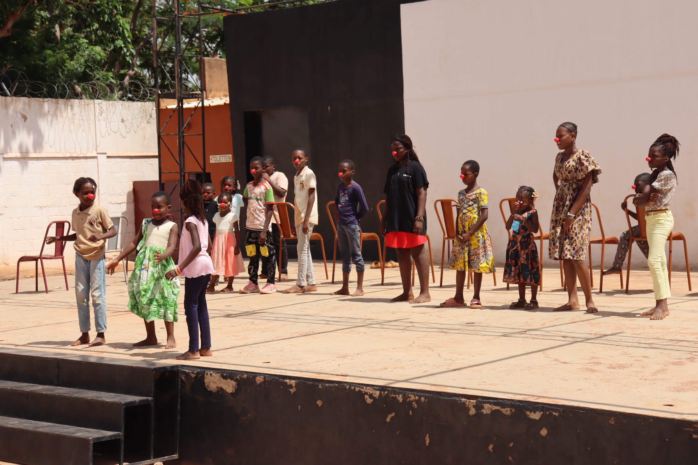 A Ouaga, ces enfants qui passent les vacances à faire le clown