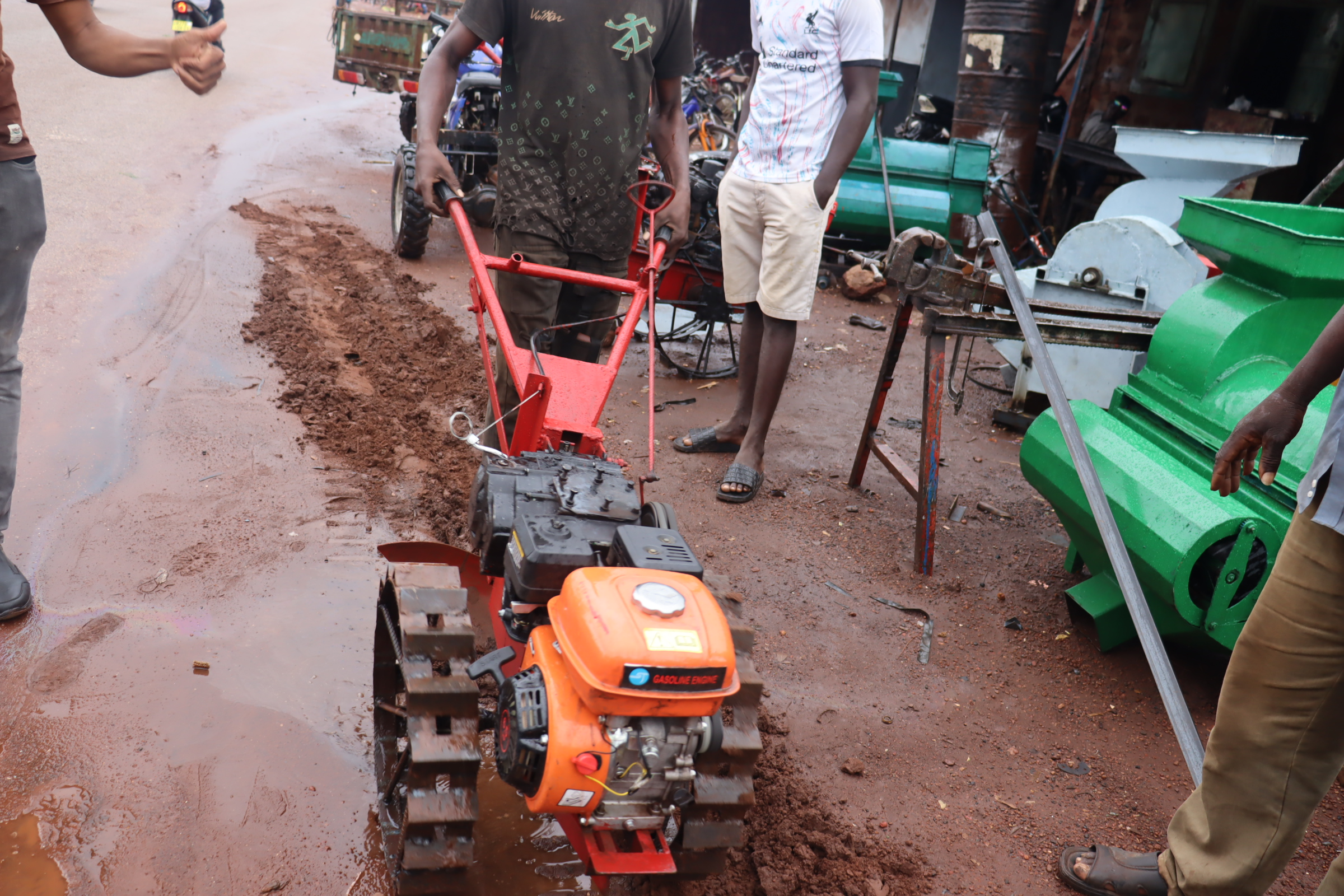 Des dabas aux motoculteurs, une révolution industrielle locale à Dédougou