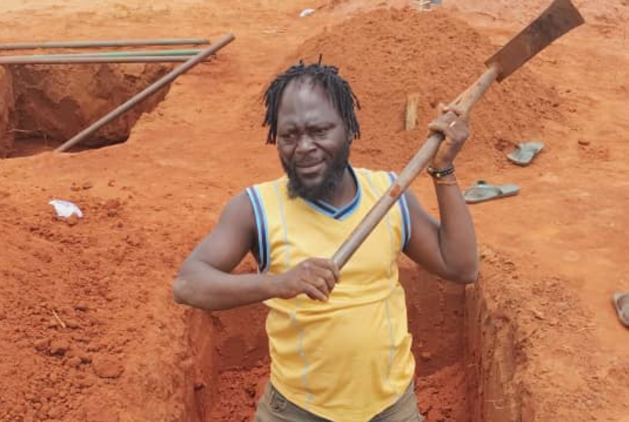 A Bobo-Dioulasso, Daouda Sanou transforme le métier de fossoyeur en mission humanitaire