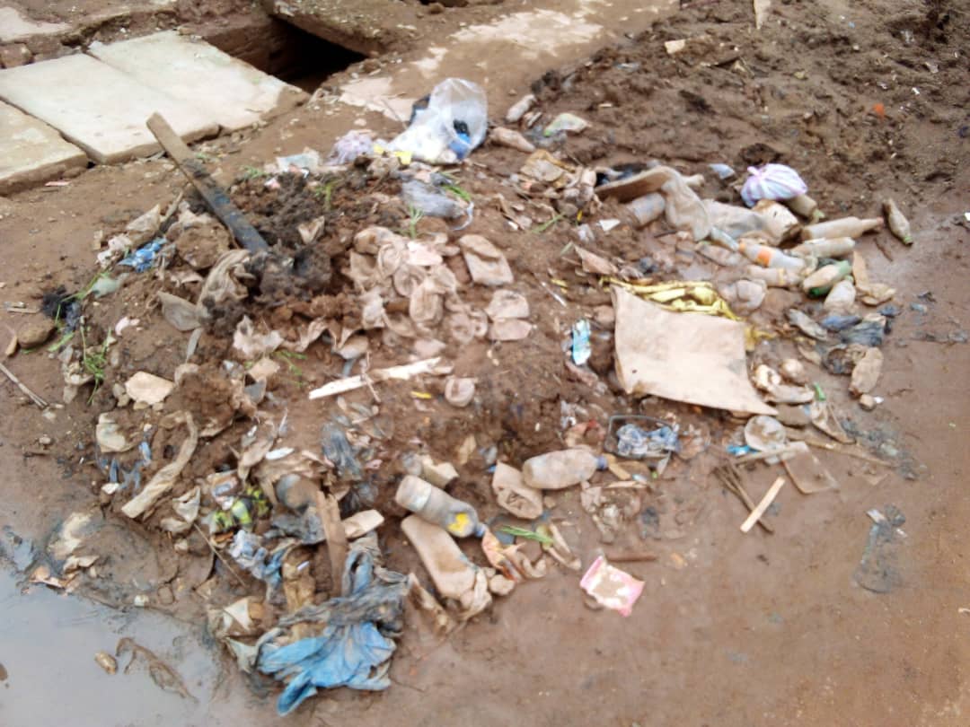 A Ouagadougou, de jeunes bénévoles engagés pour le curage des caniveaux