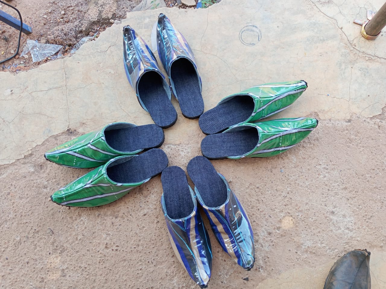 A Diébougou, un jeune homme transforme le pagne faso danfani en chaussures