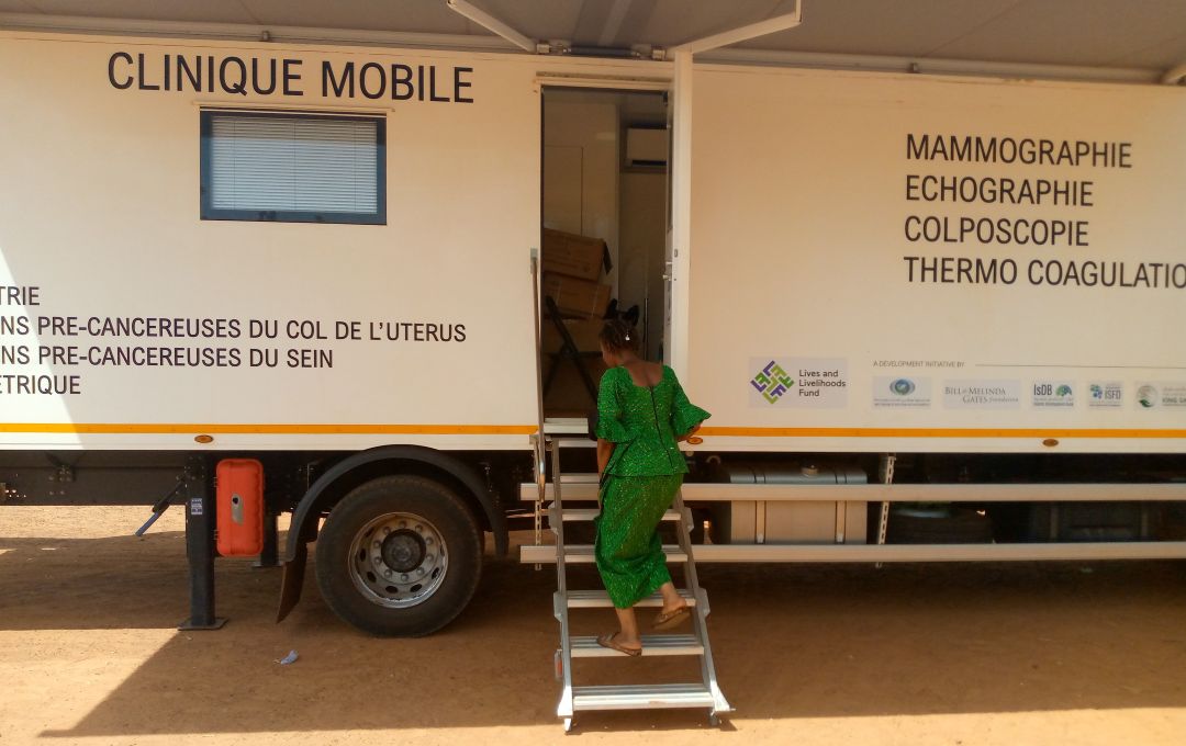 Octobre rose : une clinique mobile contre le silence du cancer du sein au Burkina Faso