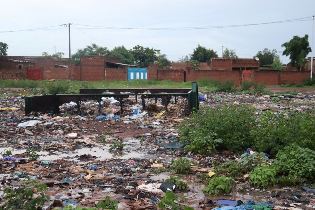 Dédougou étouffe sous le poids des ordures