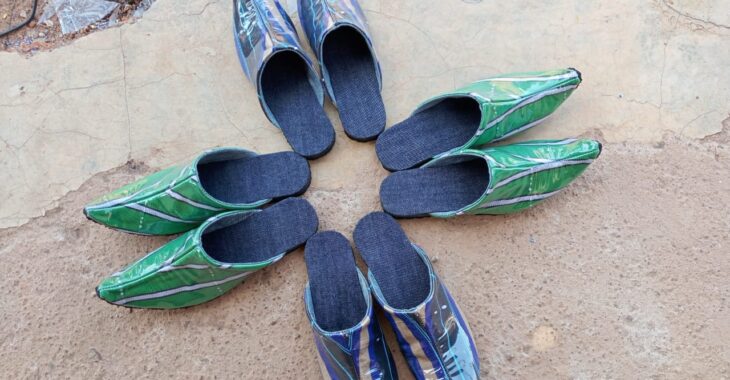 Diébougou : quand un jeune cordonnier transforme le pagne en chaussures