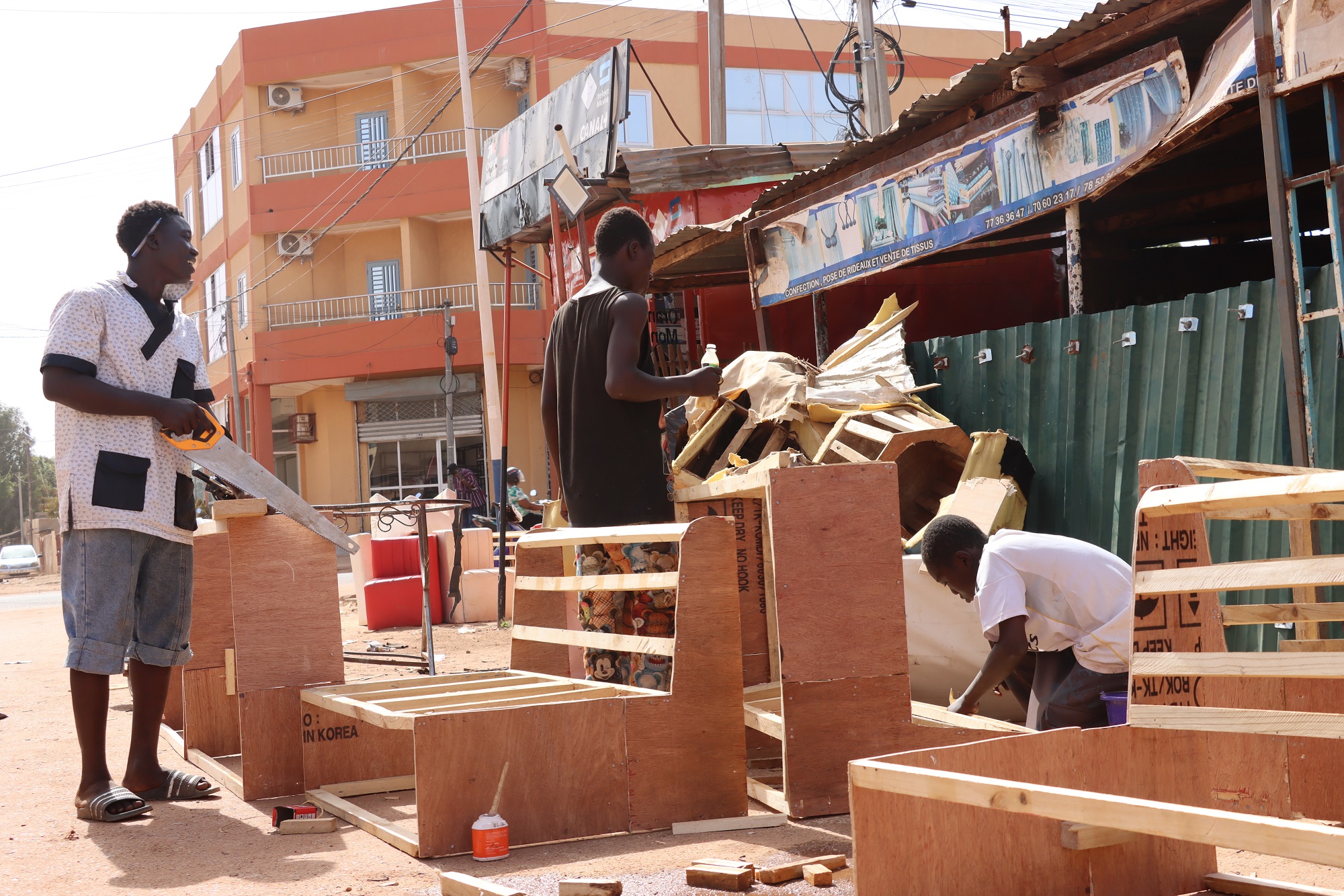 Made in Burkina : Le combat des artisans contre l’invasion des meubles importés