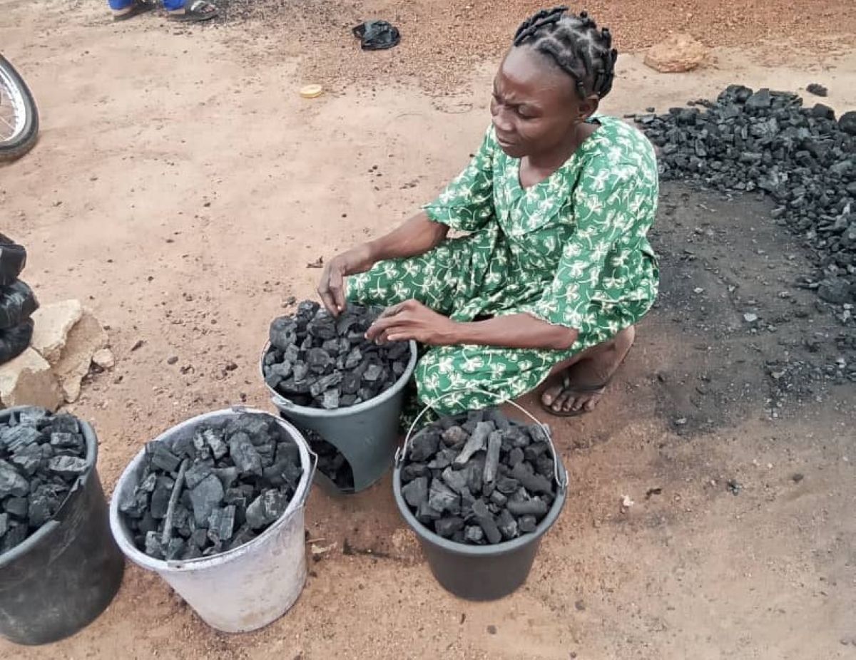 Vendeuse de charbon, le courage de Yéri malgré son handicap