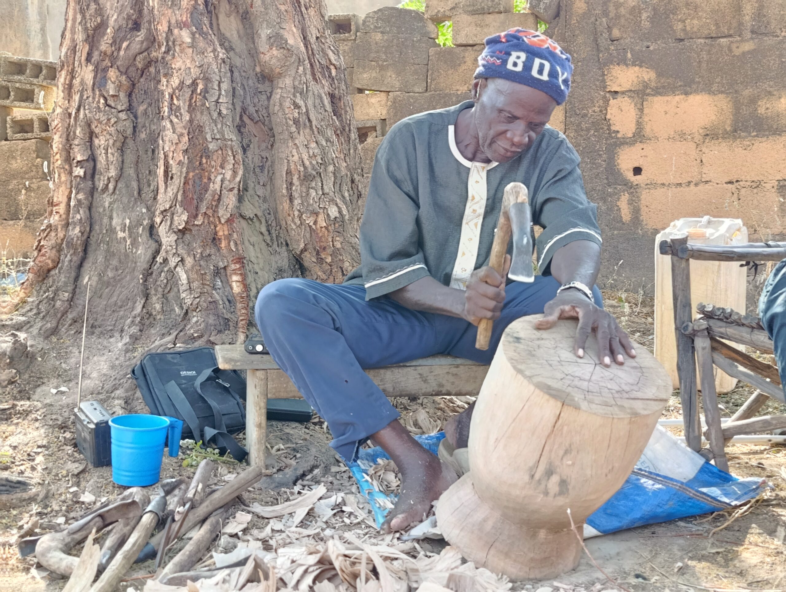 A Zorgho, un déplacé interne reconstruit sa vie grâce à la sculpture du mortier
