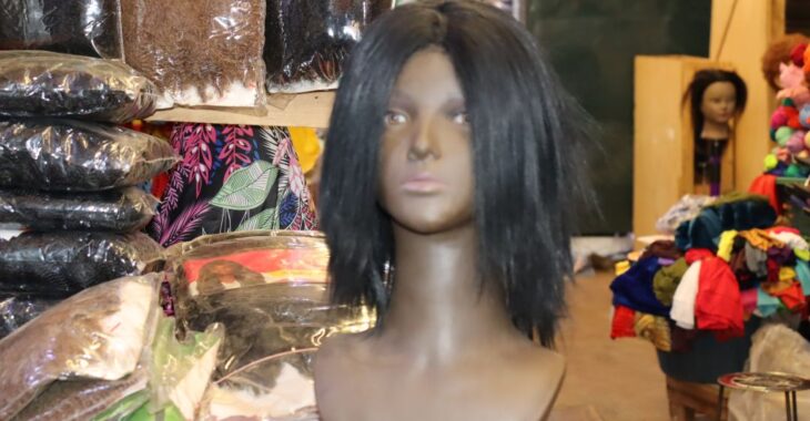 Le port fréquent de perruques et ses effets sur le cuir chevelu