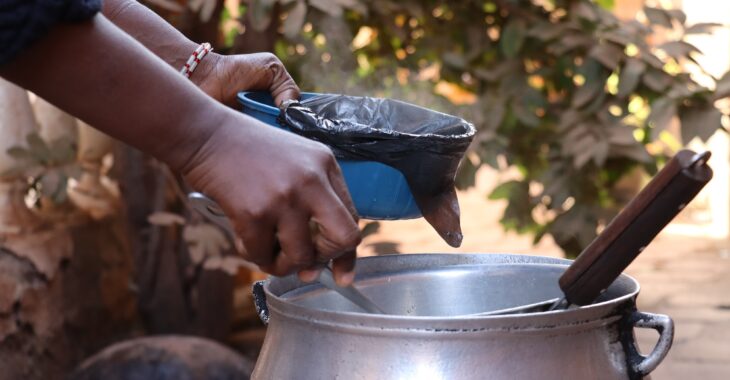 Burkina Faso: le danger des repas chauds dans les sachets plastiques