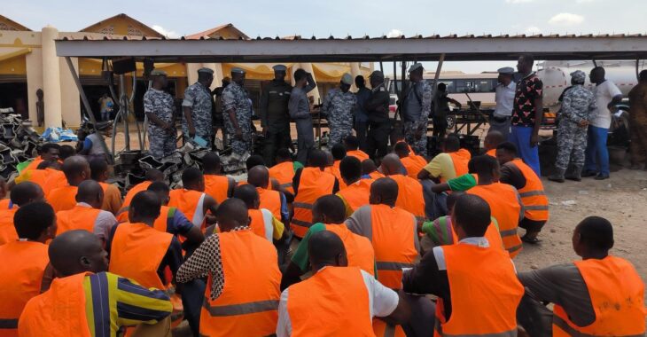 À Ouagadougou, des détenus troquent la cellule contre les pavés pour réduire leur peine