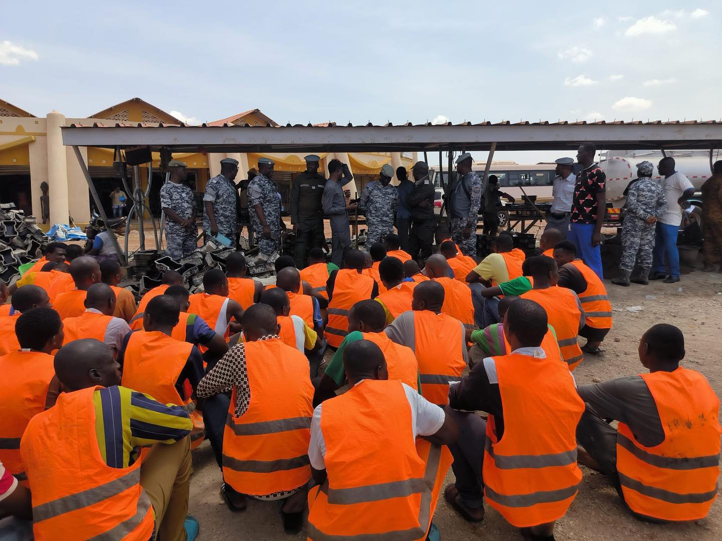 À Ouagadougou, des détenus troquent la cellule contre les pavés pour réduire leur peine